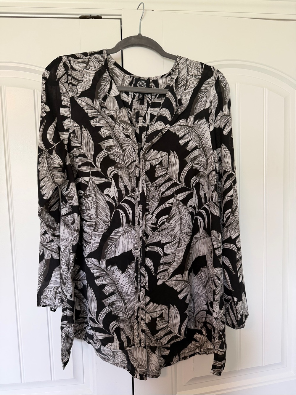 bobeau Black and White Leaf-Print Tunic Blouse